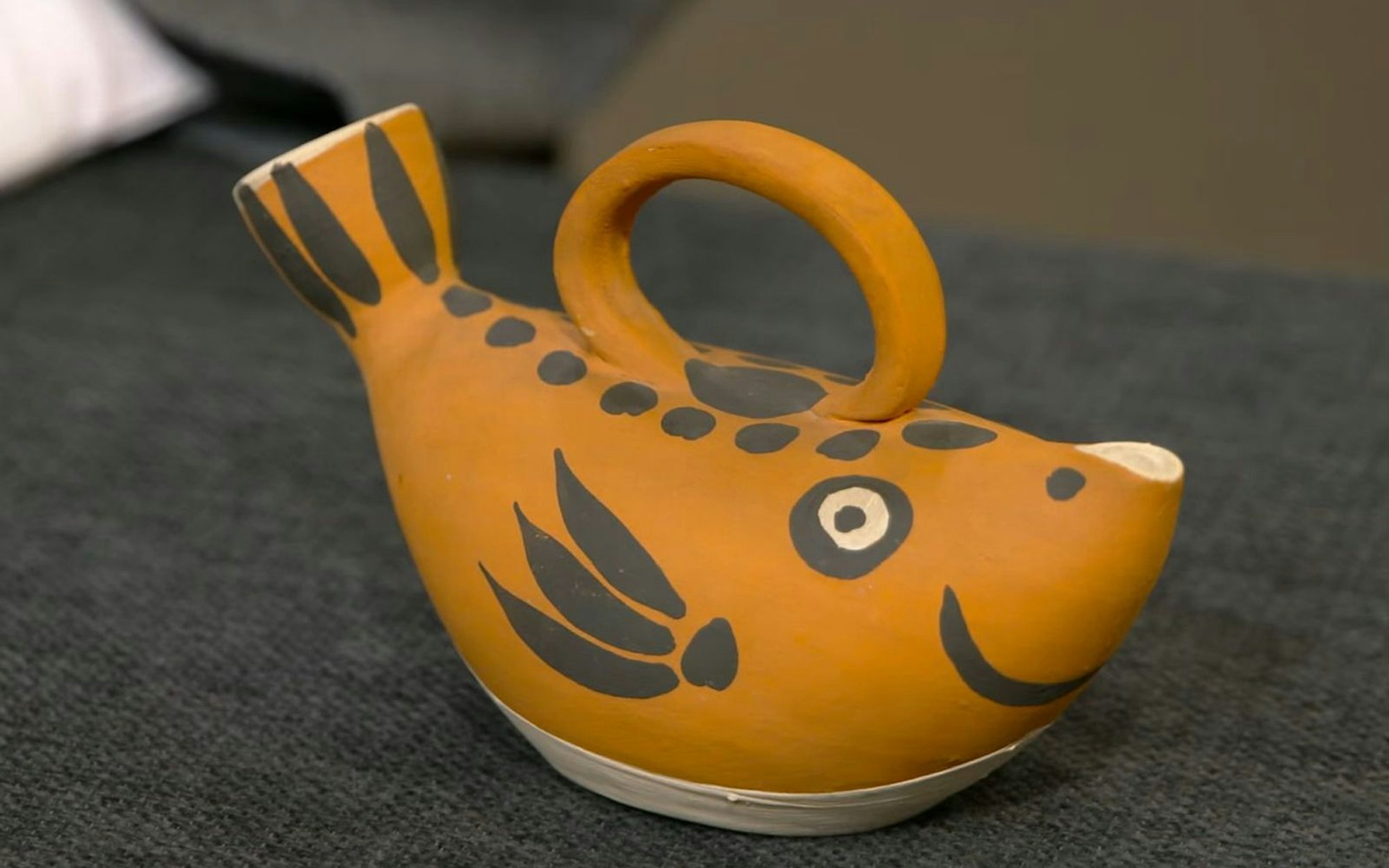 Die Expertin bestätigte, um welch großen Namen es sich handelte: Pablo Picasso (1881-1973) hatte das handbemalte Schankkännchen mit dem Titel „Sujet Poisson“ (“Thema Fisch“) gestaltet. (Bild: ZDF)