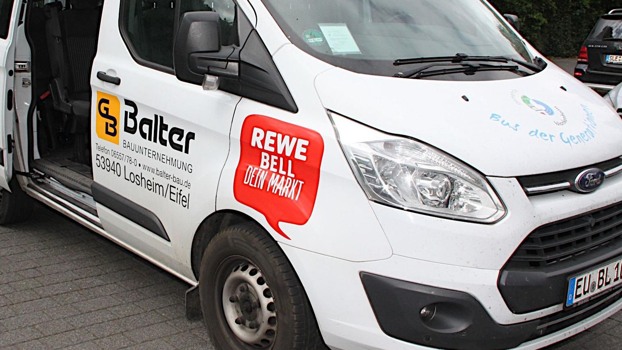 Das Bild zeigt den „Bus der Generationen“, einen Achtsitzer.