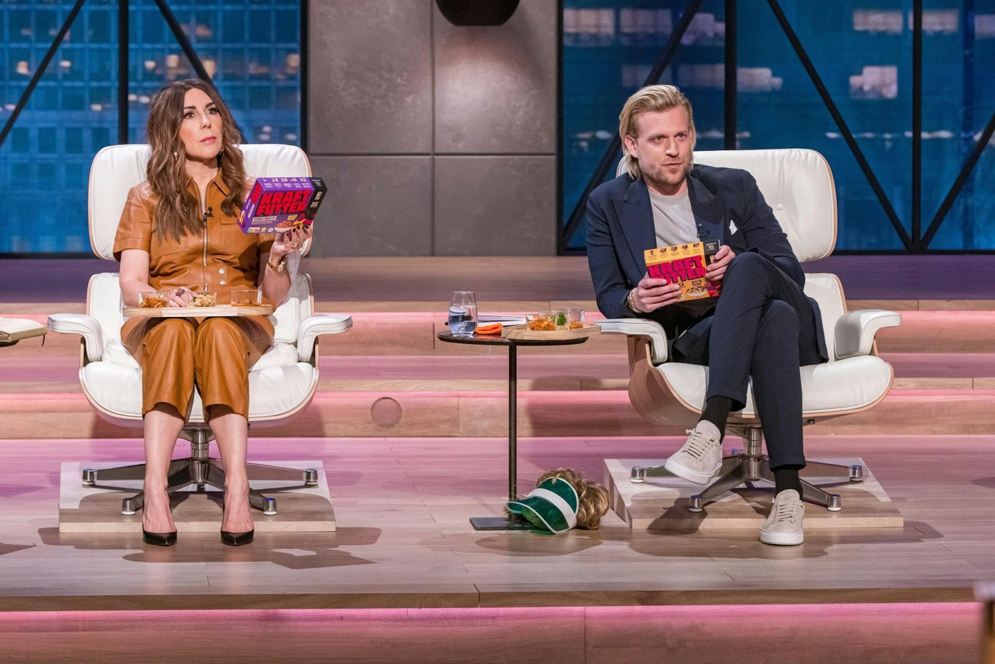 Judith Williams und Tillman Schulz wollen in „Kraftfutter“ investieren. Allerdings haben sie ganz andere Vorstellungen als der Gründer, wo die Reise hingehen soll. (Bild: RTL / Bernd-Michael Maurer)