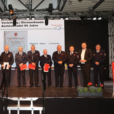 Eine Gruppe auf der Bühne.