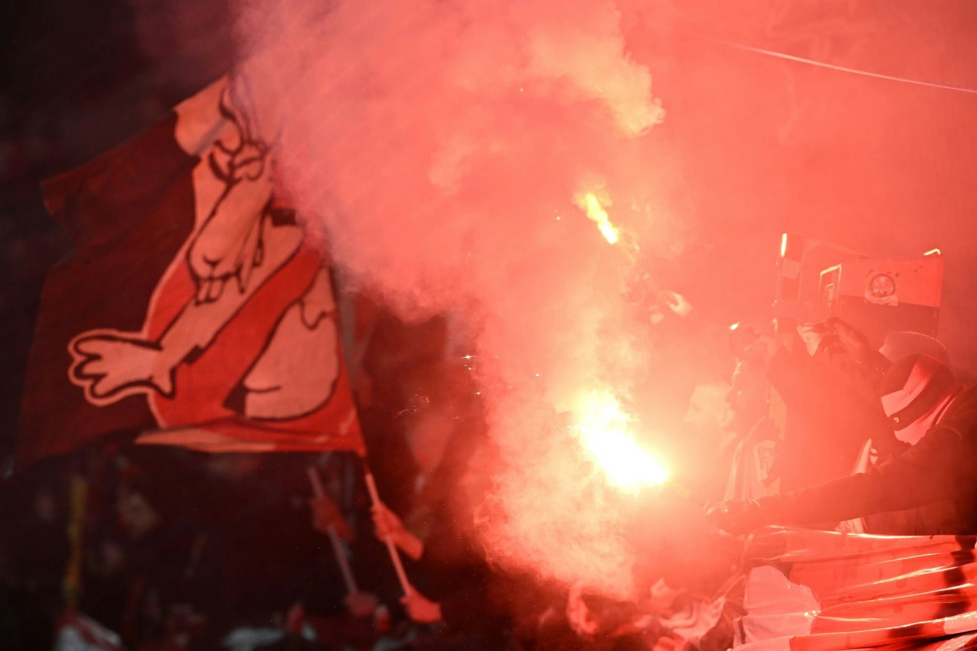 Für von Fans gezündete Pyrotechnik unter anderem im DFB-Pokalspiel gegen den 1. FC Köln muss Bayer Leverkusen zahlen.