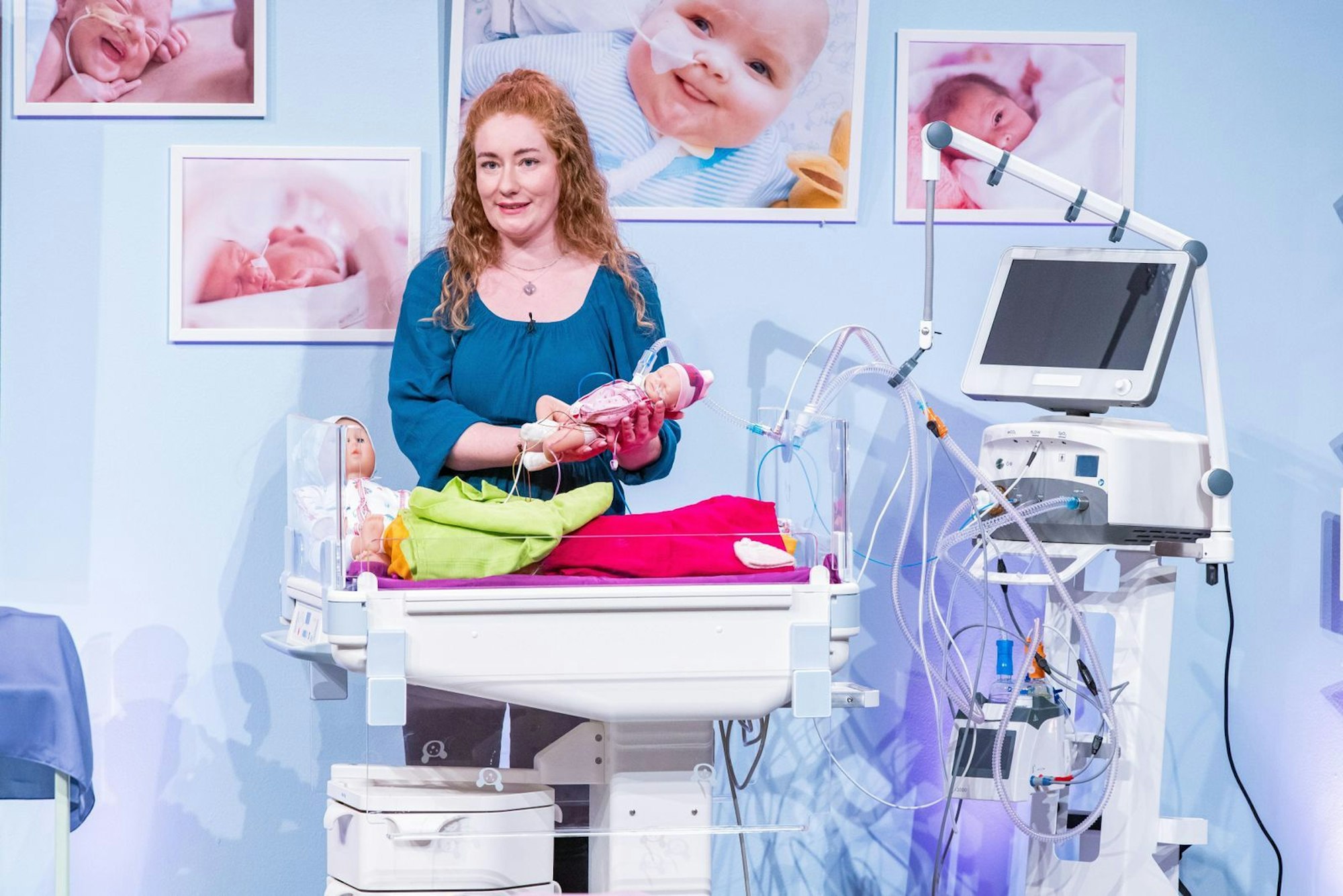 Ein Moment, der traumatische Erinnerungen bei Janna Ensthaler weckt: Auch ihre jüngste Tochter kam viel zu früh zu Welt und musste in einem Krankenhaus-Inkubator am Leben gehalten werden. (Bild: RTL / Bernd-Michael Maurer)