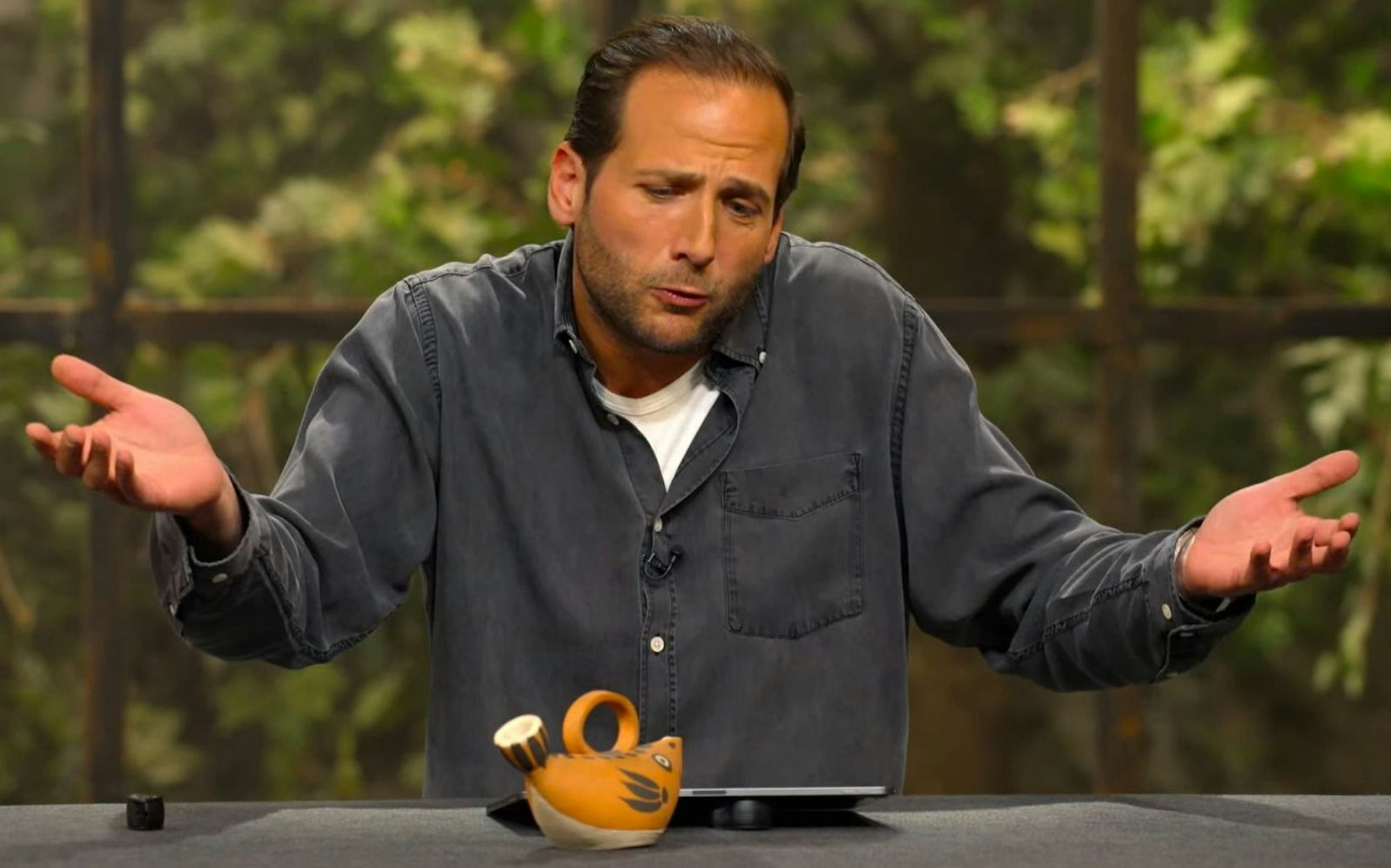 Am Ende erhielt Julian Schmitz-Avila für 6.000 Euro den Zuschlag und freute sich. (Bild: ZDF)