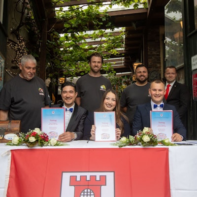Der Vertrag ist unterschrieben: Maik Schäfer (vorne v.l.), Jil Zaun und Joel Netzbandt werden mit ihren Adjutanten (stehend) in der neuen Session als Porzer Dreigestirn unterwegs sein.