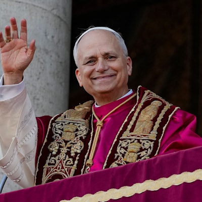25.05.2025, Italien, Rom: Papst Leo XIV. winkt einer Menge von Gläubigen von der zentralen Loggia der päpstlichen Basilika Santa Maria Maggiore in Rom zu, wo er die Ikone der Madonna "Salus Populi Romani" (Beschützerin des römischen Volkes) verehrte. Foto: Domenico Stinellis/AP/dpa +++ dpa-Bildfunk +++