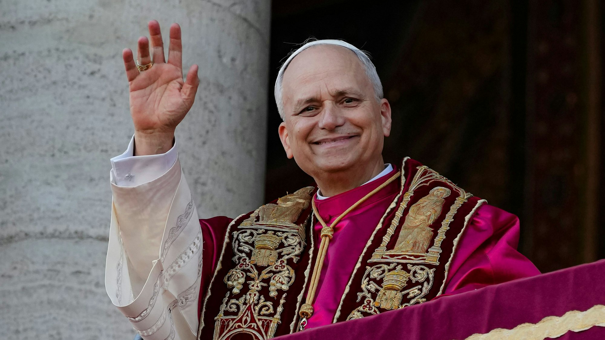 25.05.2025, Italien, Rom: Papst Leo XIV. winkt einer Menge von Gläubigen von der zentralen Loggia der päpstlichen Basilika Santa Maria Maggiore in Rom zu, wo er die Ikone der Madonna "Salus Populi Romani" (Beschützerin des römischen Volkes) verehrte. Foto: Domenico Stinellis/AP/dpa +++ dpa-Bildfunk +++