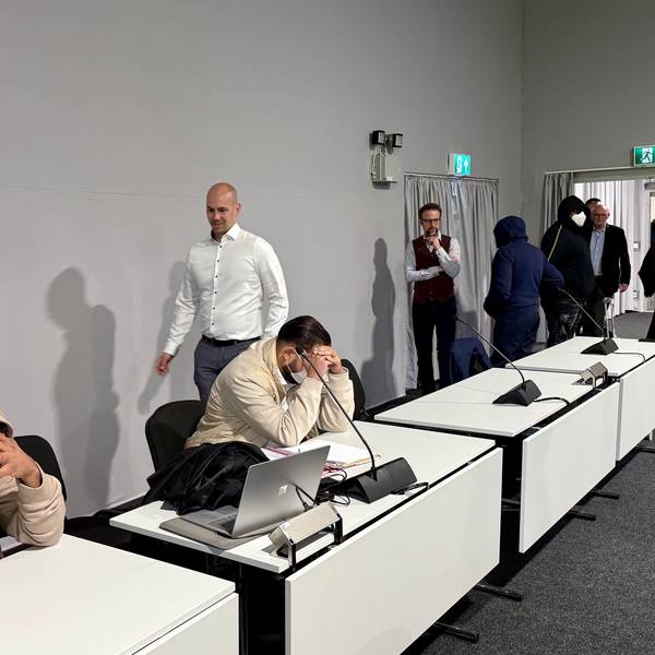 Angeklagte der Leverkusener Großfamilie mit ihren Anwälten im Erweiterungsbau des Kölner Landgerichts