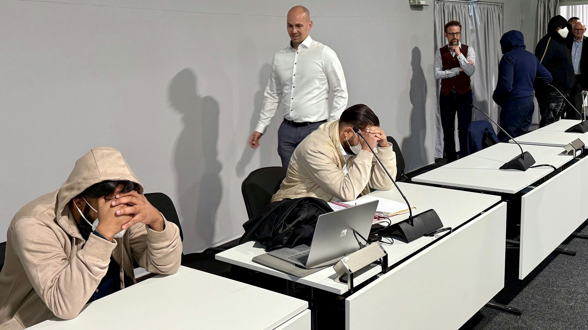 Angeklagte aus der Leverkusener Großfamilie mit Anwälten im Kölner Landgericht