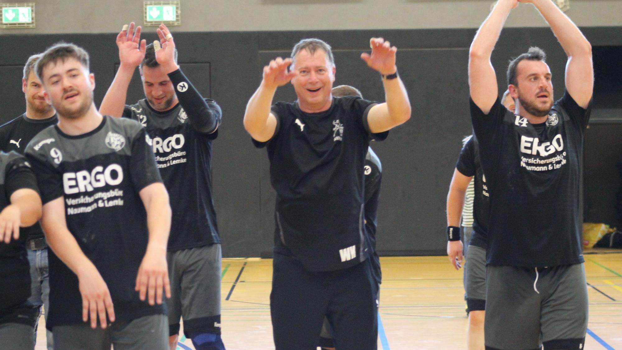 Das Bild zeigt den Trainer und einige Spieler des KSC nach der Partie.