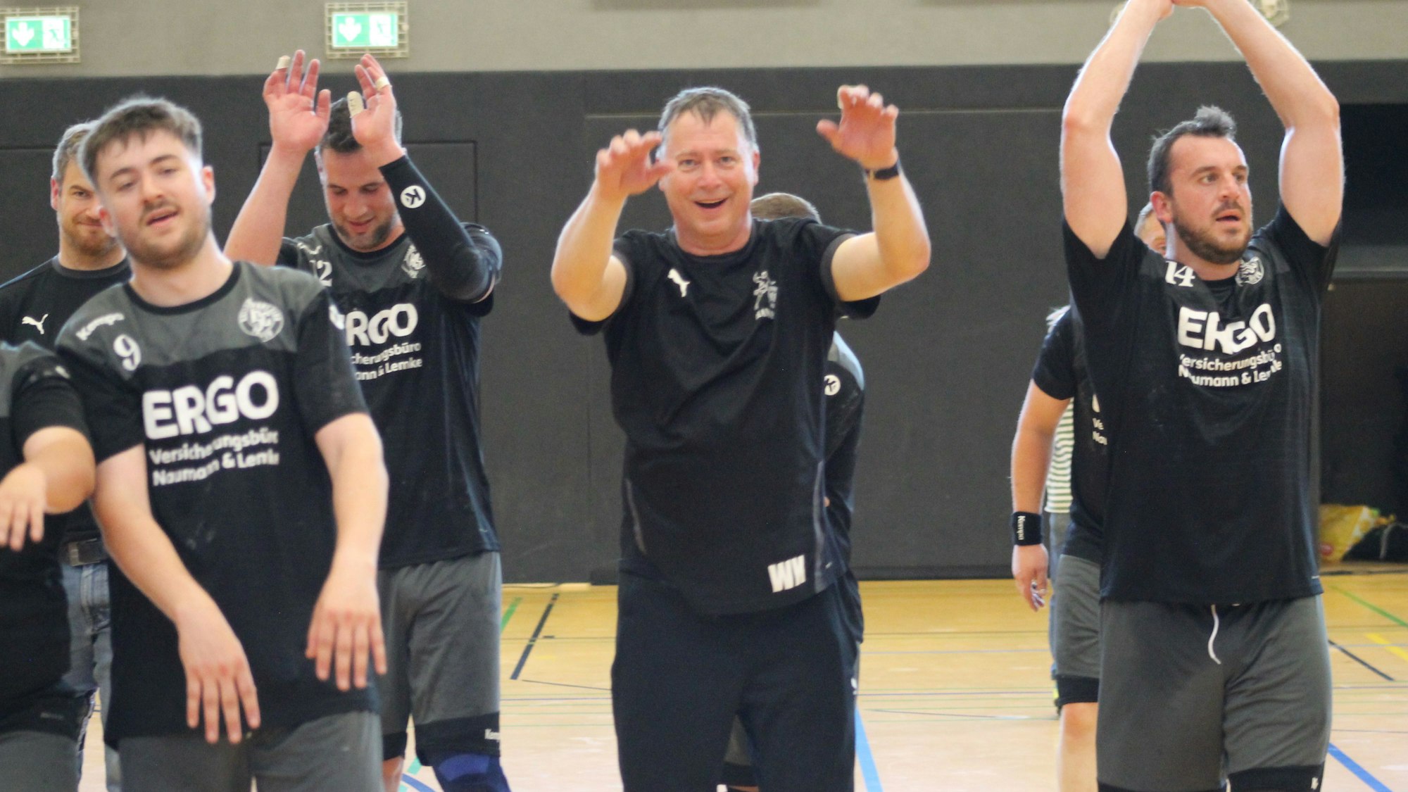 Das Bild zeigt den Trainer und einige Spieler des KSC nach der Partie.