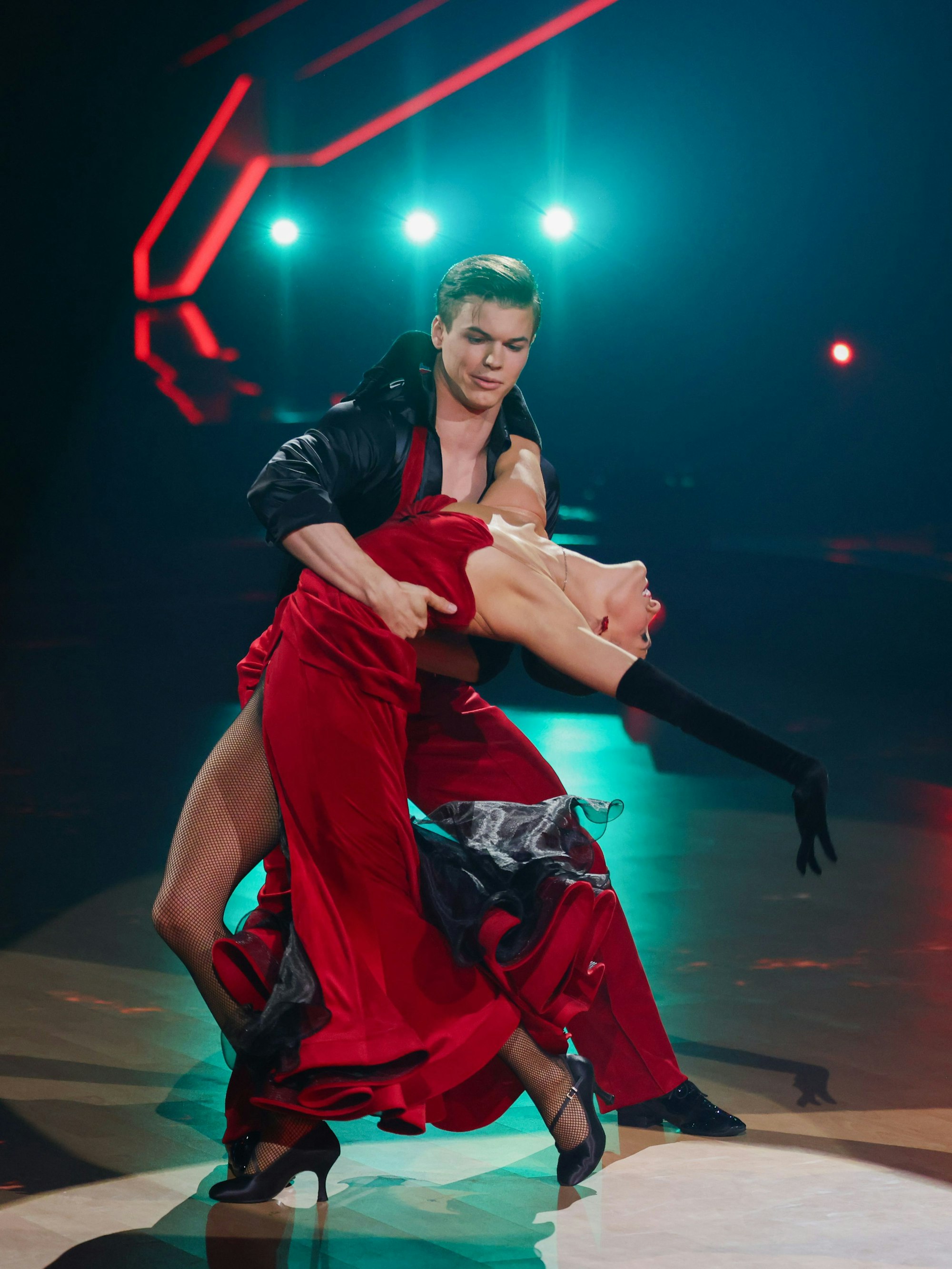 23.05.2025, Nordrhein-Westfalen, Köln: Taliso Engel, Para-Schwimmer, und Patricija Ionel, Profitänzerin, tanzen im Finale der RTL-Tanzshow «Let's Dance» im Coloneum. Foto: Rolf Vennenbernd/dpa +++ dpa-Bildfunk +++