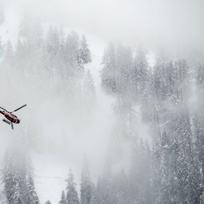 ARCHIV - 31.03.2018, Schweiz, Fiesch: Ein Helikopter der Firma Air Zermatt fliegt über die Fiescheralp. (zu dpa: «Fünf Skitourengänger im Wallis tot aufgefunden») Foto: Jean-Christophe Bott/KEYSTONE/dpa +++ dpa-Bildfunk +++