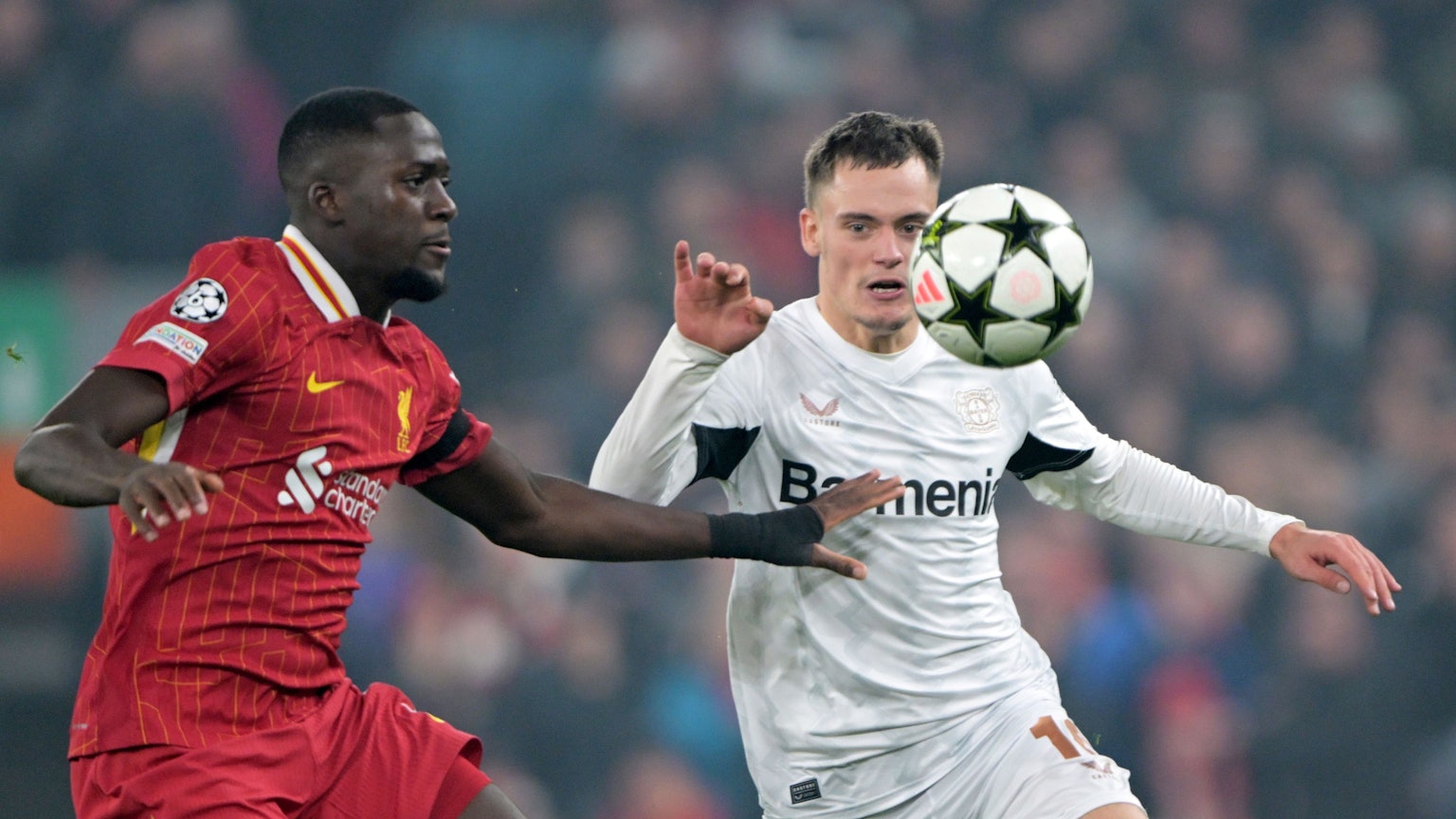 ARCHIV - 05.11.2024, Großbritannien, Liverpool: Fußball, Champions League, FC Liverpool - Bayer Leverkusen, Vorrunde, Spieltag 4, Anfield, Liverpools Ibrahima Konate (l) und Leverkusens Florian Wirtz kämpfen um den Ball. (zu dpa: «Transferexperte: Liverpool bietet 100 Millionen für Wirtz») Foto: Federico Gambarini/dpa +++ dpa-Bildfunk +++