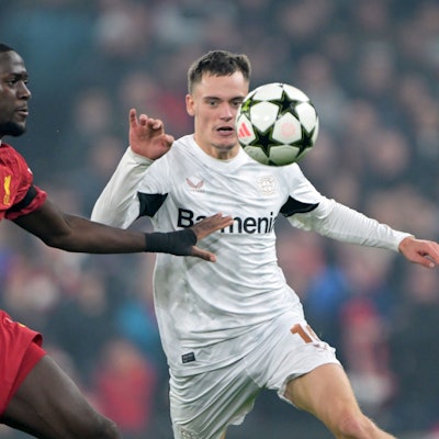 ARCHIV - 05.11.2024, Großbritannien, Liverpool: Fußball, Champions League, FC Liverpool - Bayer Leverkusen, Vorrunde, Spieltag 4, Anfield, Liverpools Ibrahima Konate (l) und Leverkusens Florian Wirtz kämpfen um den Ball. (zu dpa: «Transferexperte: Liverpool bietet 100 Millionen für Wirtz») Foto: Federico Gambarini/dpa +++ dpa-Bildfunk +++