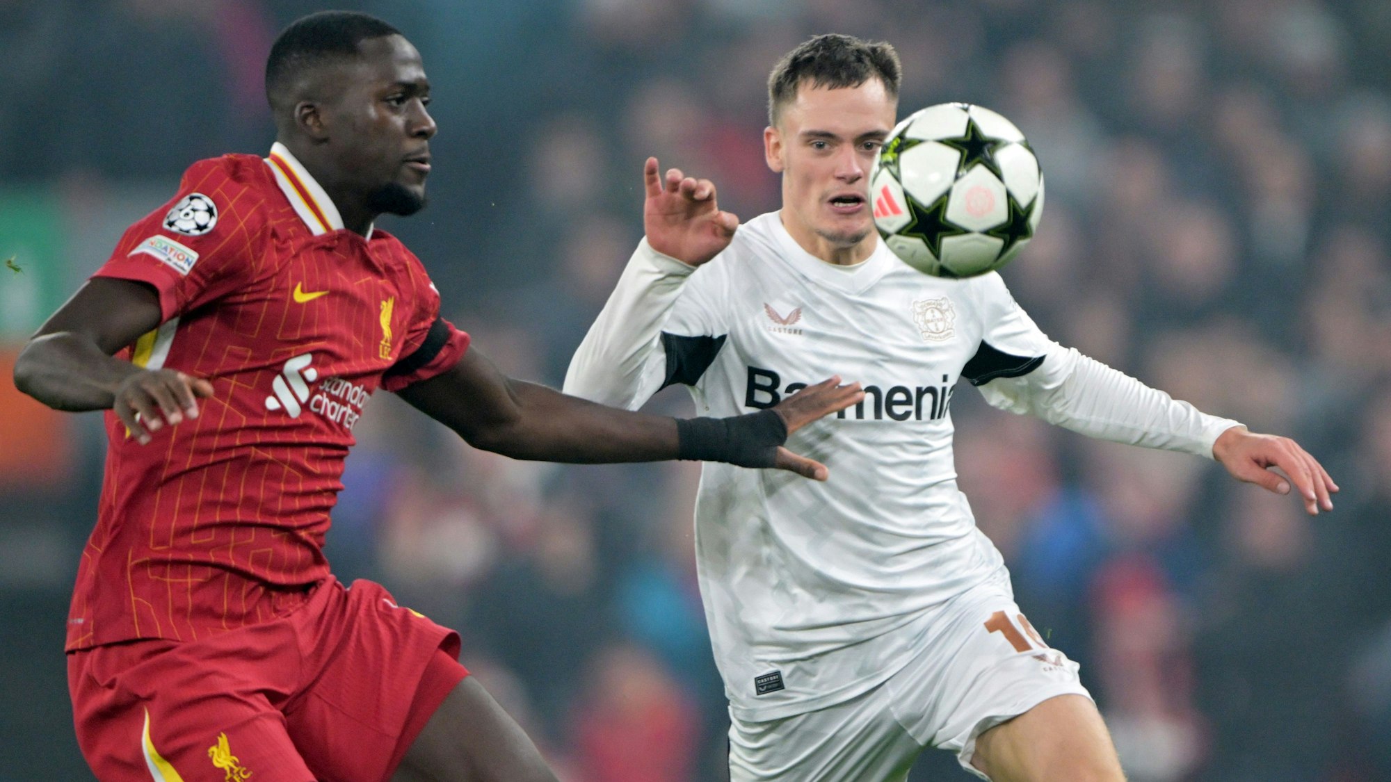 ARCHIV - 05.11.2024, Großbritannien, Liverpool: Fußball, Champions League, FC Liverpool - Bayer Leverkusen, Vorrunde, Spieltag 4, Anfield, Liverpools Ibrahima Konate (l) und Leverkusens Florian Wirtz kämpfen um den Ball. (zu dpa: «Transferexperte: Liverpool bietet 100 Millionen für Wirtz») Foto: Federico Gambarini/dpa +++ dpa-Bildfunk +++