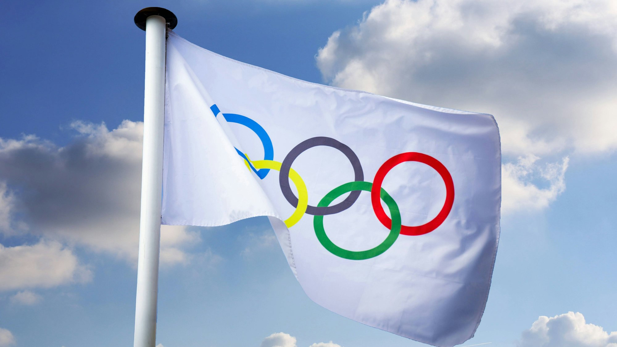 Olympische Flagge vor blauem Himmel *** Olympic flag in front of a blue sky Copyright: xUdoxHerrmannx