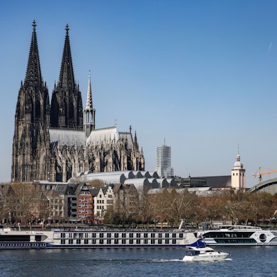 Besucherinnen und Besucher des Kölner Doms müssen künftig Eintritt bezahlen. (Archivbild)