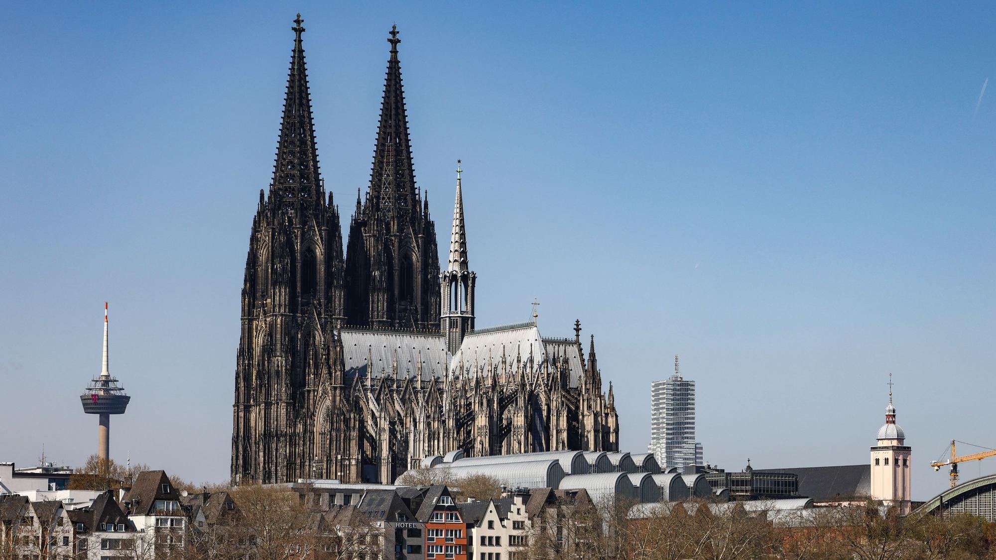 Besucherinnen und Besucher des Kölner Doms müssen künftig Eintritt bezahlen. (Archivbild)