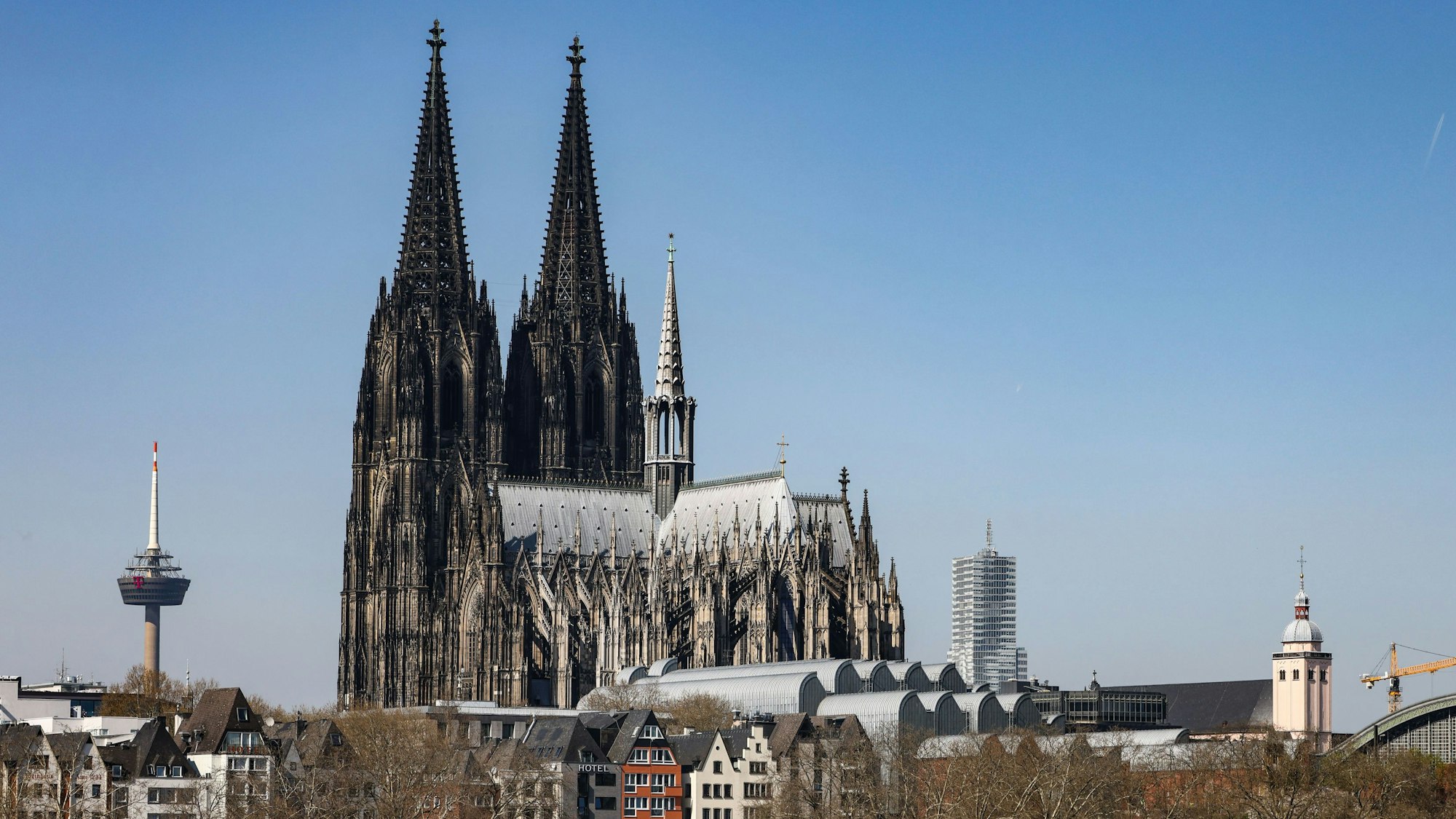 Besucherinnen und Besucher des Kölner Doms müssen künftig Eintritt bezahlen. (Archivbild)