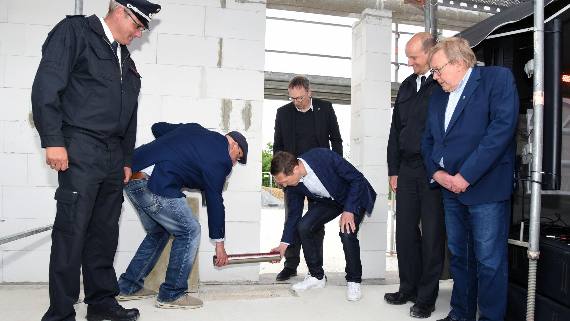 Im Grundstein des neuen Feuerwehrgerätehauses in Gummersbach-Lieberhausen steckt eine Zeitkapsel, unter anderem mit einer Zeitung darin.