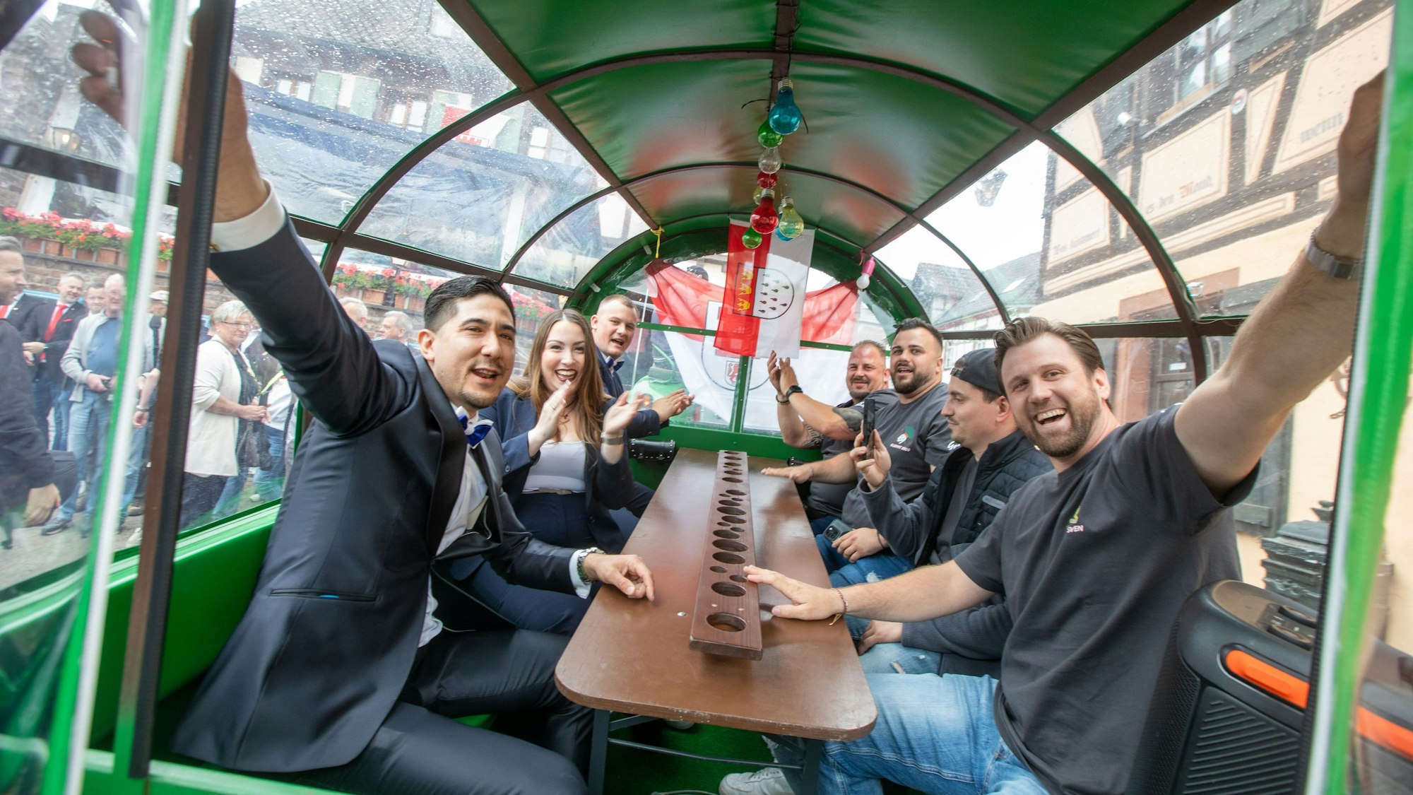 Schon in Party-Laune sind das designierte Porzer Dreigestirn um Maik Schäfer, Jil Zaun und Joel Netzbandt auf der linken und die Adjutanten auf der rechten Seite.