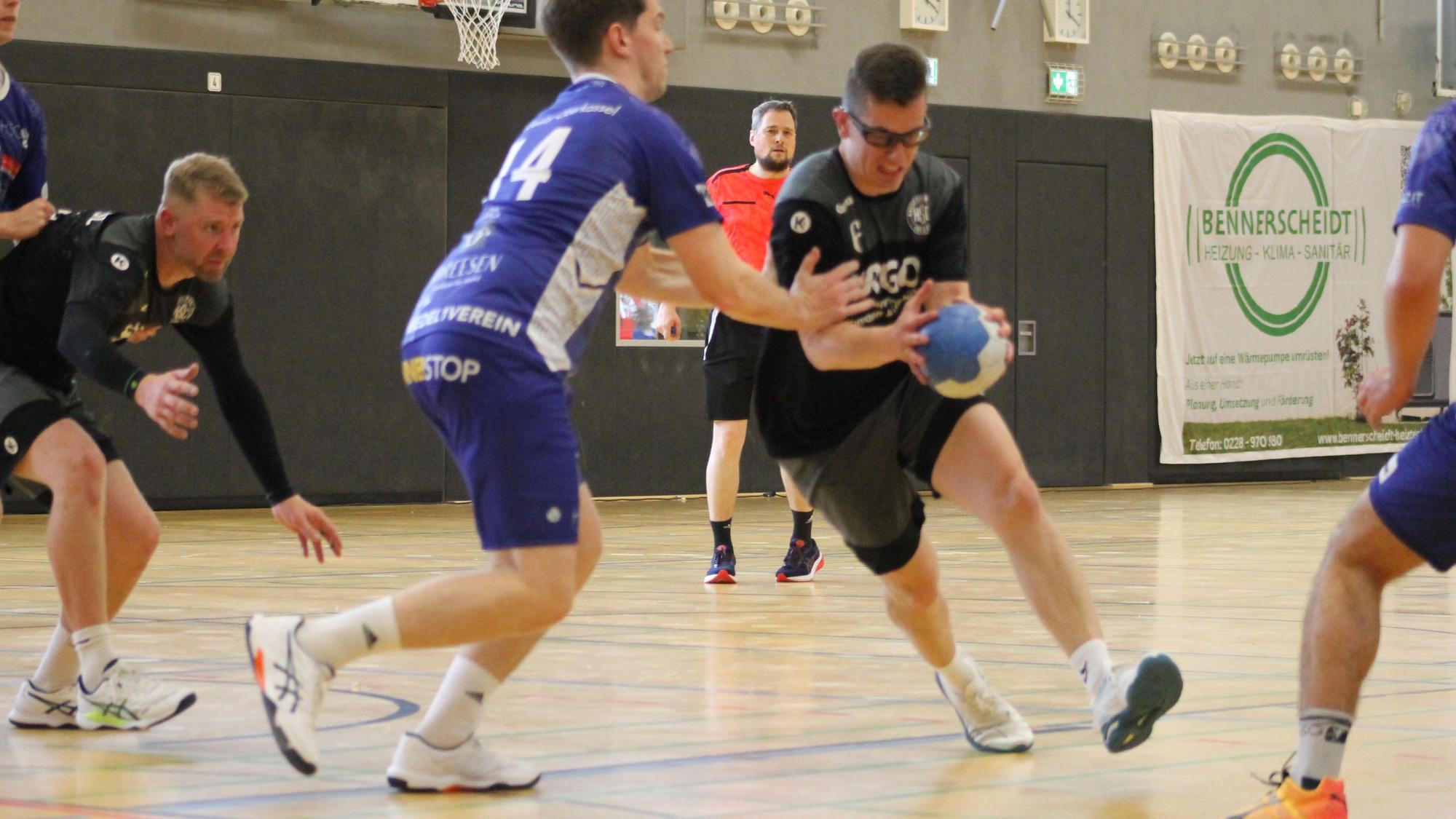 Das Bild zeigt den Handballer des Kaller SC während des Spiels.