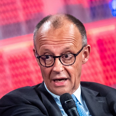 26.05.2025, Berlin: Bundeskanzler Friedrich Merz (CDU) nimmt im Rahmen der Medienkonferenz Re:publica an einem Bühnengespräch beim Internationalen WDR Europaforum teil. Foto: Michael Kappeler/dpa +++ dpa-Bildfunk +++