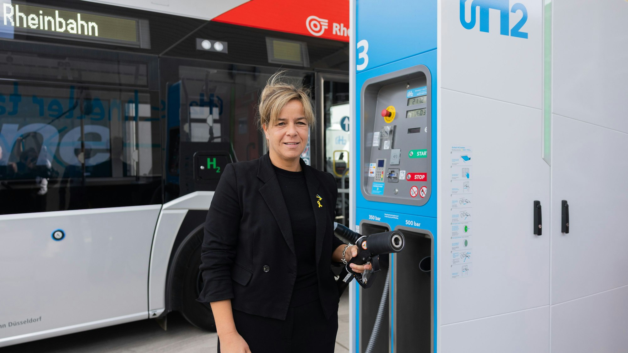Mona Neubaur (Bündnis 90/Die Grünen), Ministerin für Wirtschaft, Industrie, Klimaschutz und Energie von Nordrhein-Westfalen sowie stellvertretende Ministerpräsidentin, hält einen Zapfhahn an der neuen Wasserstofftankstelle, die die leistungsstärkste Europas sein soll. Die Tankstelle wird von der Firma H2 Mobility betrieben und hat eine Tageskapazität von fünf Tonnen Wasserstoff, womit bis zu 100 Busse und Lastwagen betankt werden könnten. Ab 2026 soll sie klimafreundlich hergestellten Wasserstoff aus einem Elektrolyseur der Stadtwerke Düsseldorf erhalten.