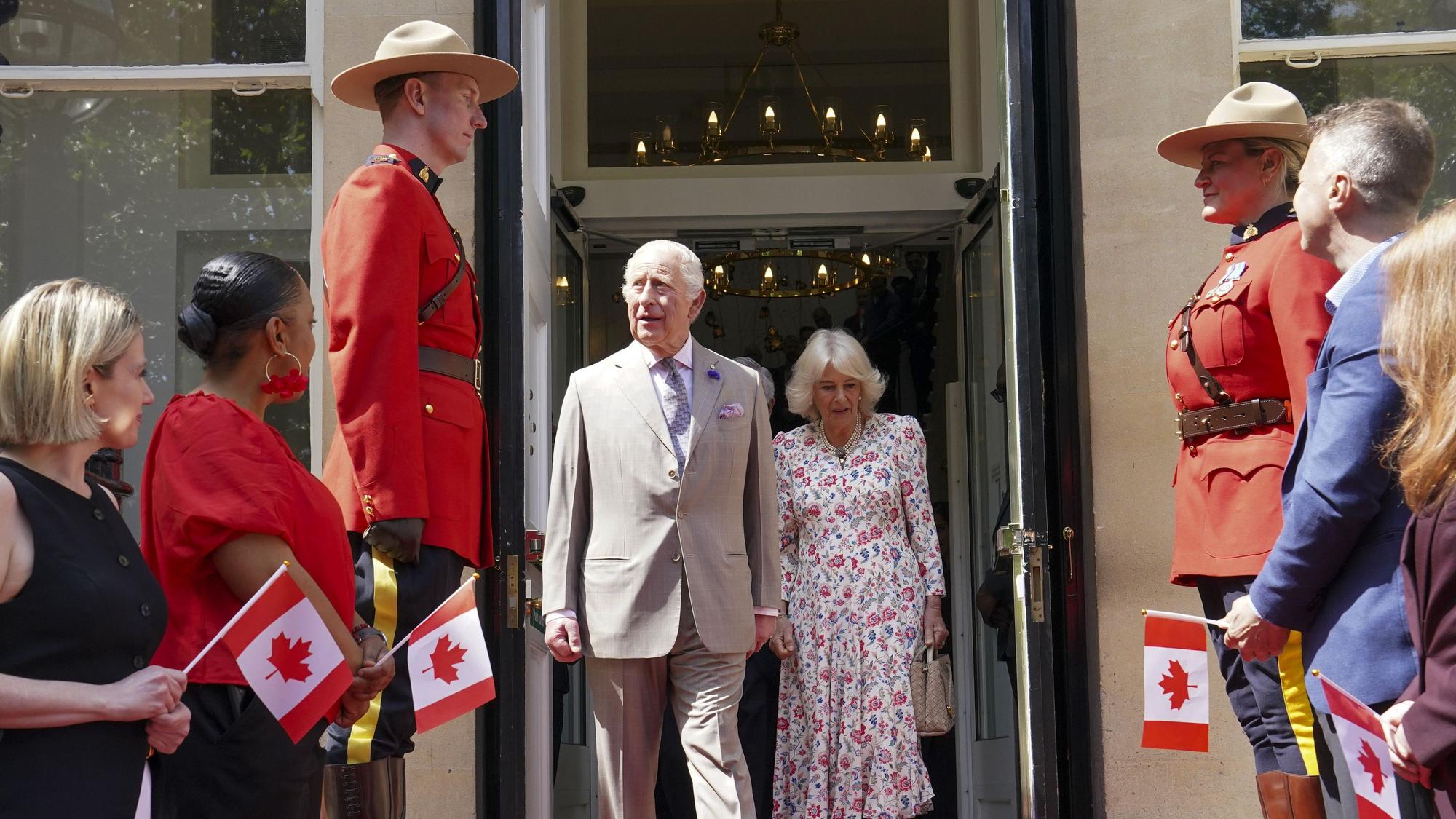 König Charles III. und Königin Camilla bei einem Besuch im Canada House in London anlässlich des 100-jährigen Jubiläums seiner Eröffnung im Juni 1925.