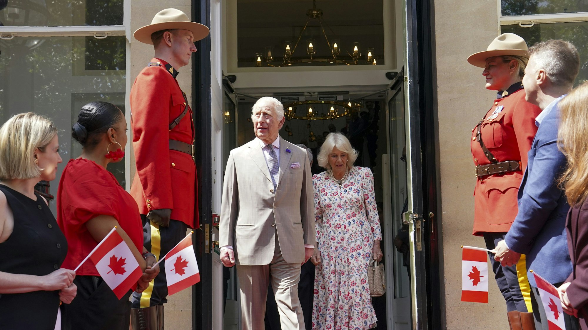 König Charles III. und Königin Camilla bei einem Besuch im Canada House in London anlässlich des 100-jährigen Jubiläums seiner Eröffnung im Juni 1925.