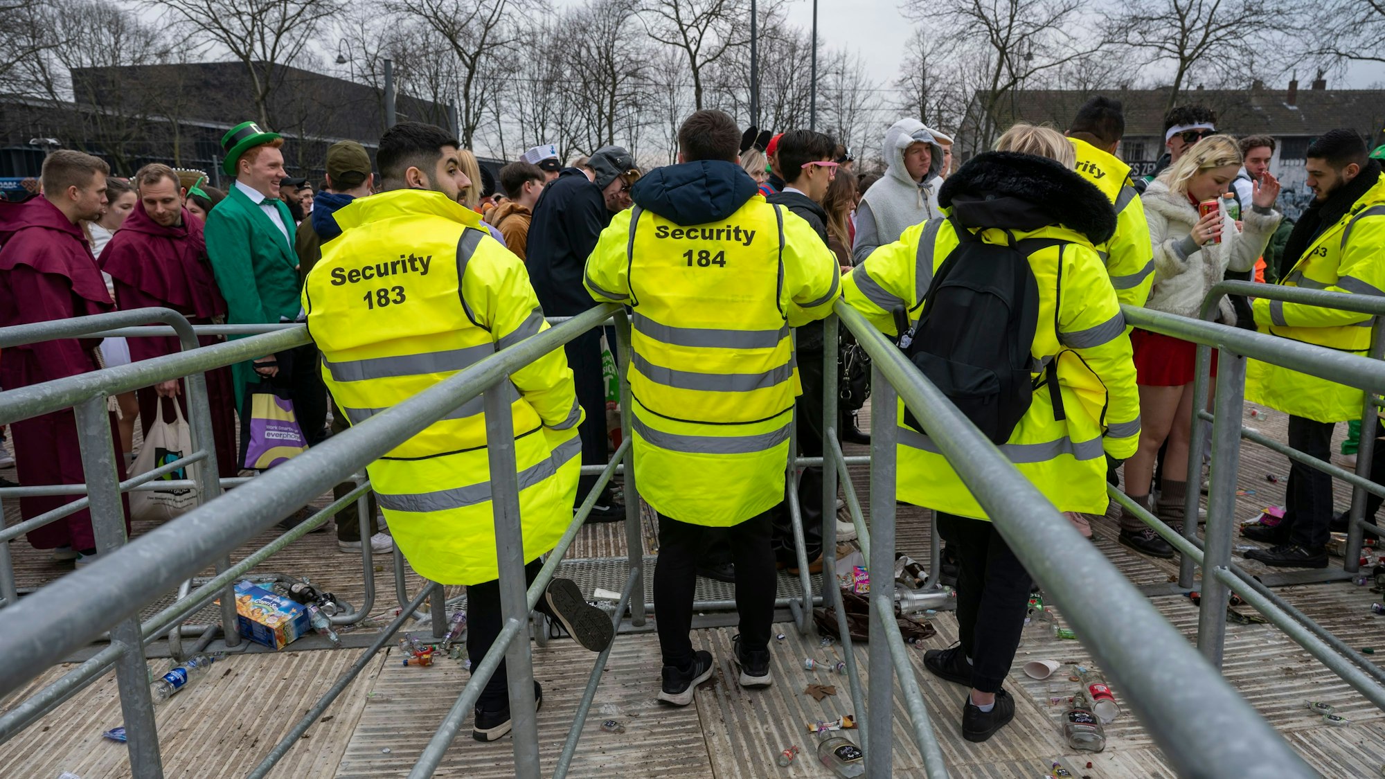 16.02.2023, Köln: Weiberfastnacht im Kwartier Latäng (Uni-Wiese, Zülpicher Straße & Umgebung). Foto: Uwe Weiser