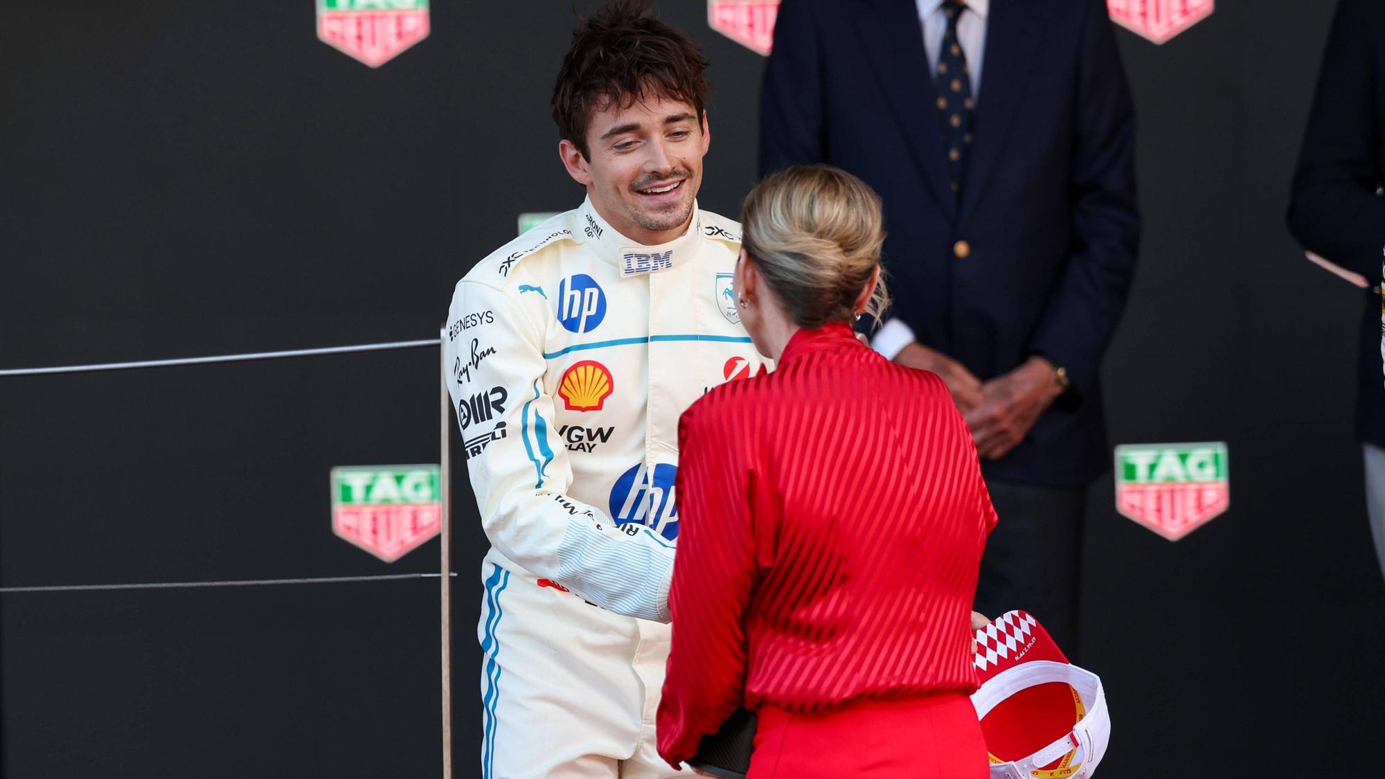 Nach peinlichem Fauxpas: Fürstin Charlène von Monaco überreicht den Pokal an Lokalmatador Charles Leclerc.