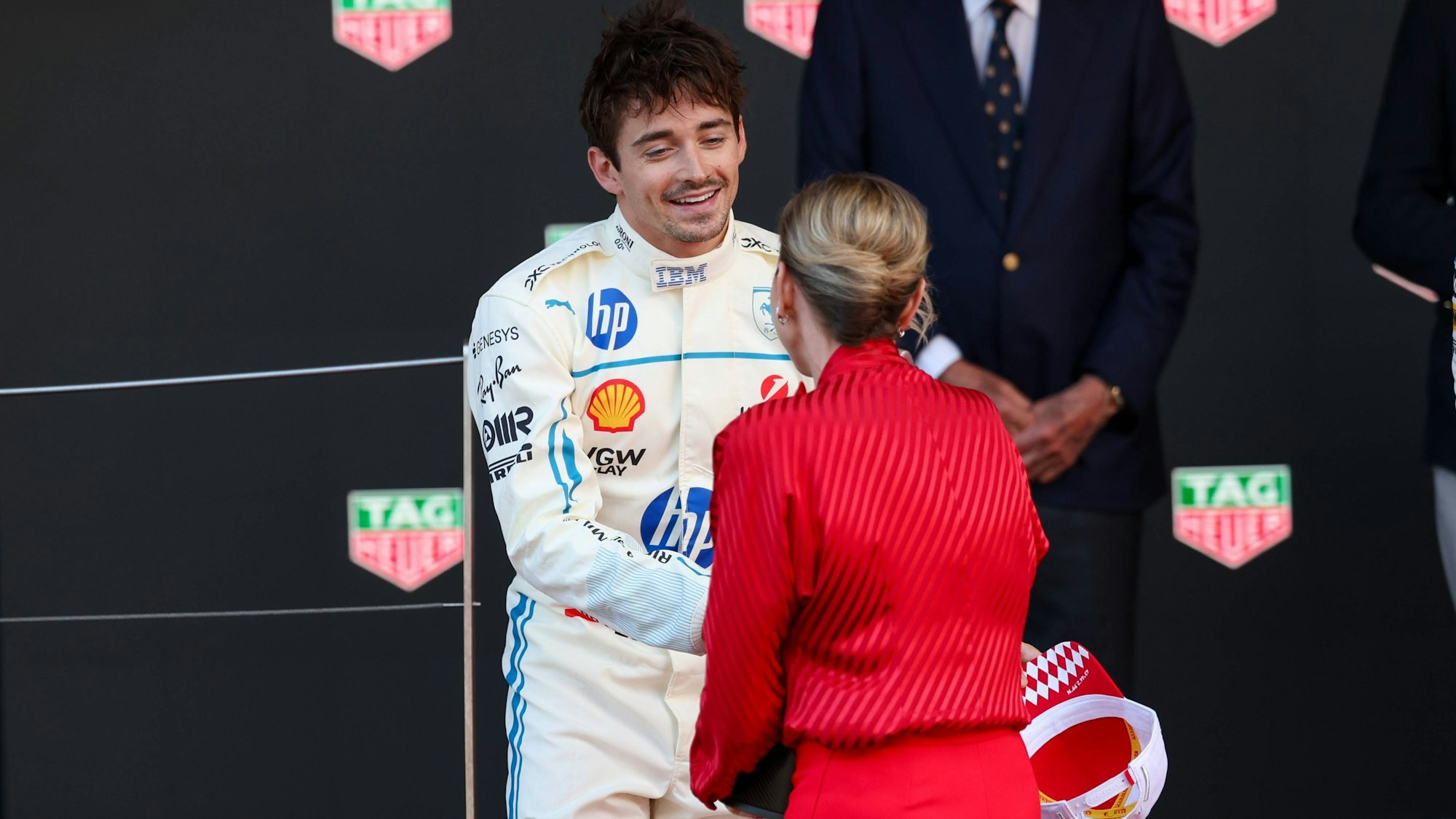 Nach peinlichem Fauxpas: Fürstin Charlène von Monaco überreicht den Pokal an Lokalmatador Charles Leclerc.