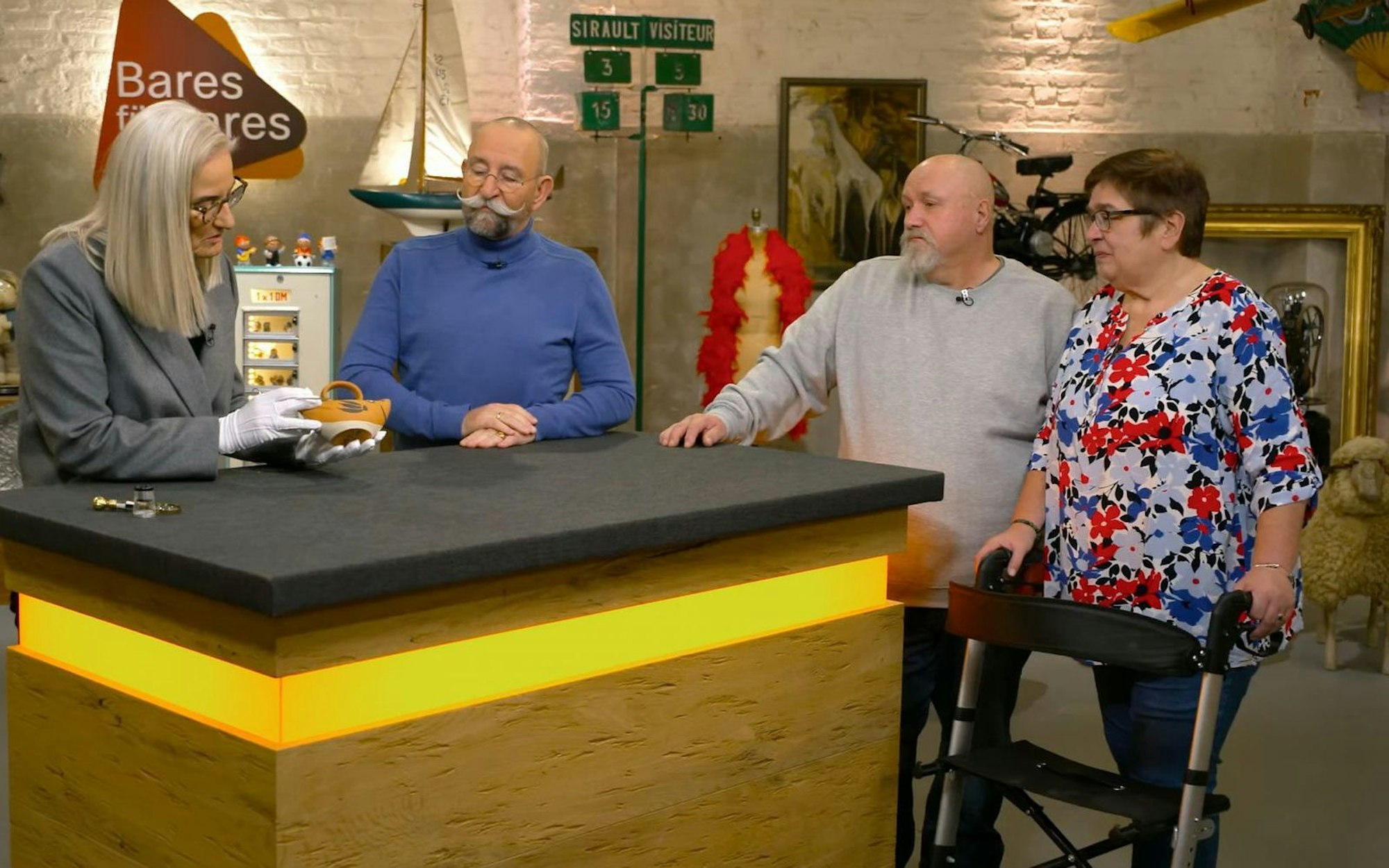 Liane und Willi wollten mit ihrem Besuch bei Horst Lichter die Reisekasse aufbessern. Expertin Friederike Werner (links) schaute genau hin. (Bild: ZDF)