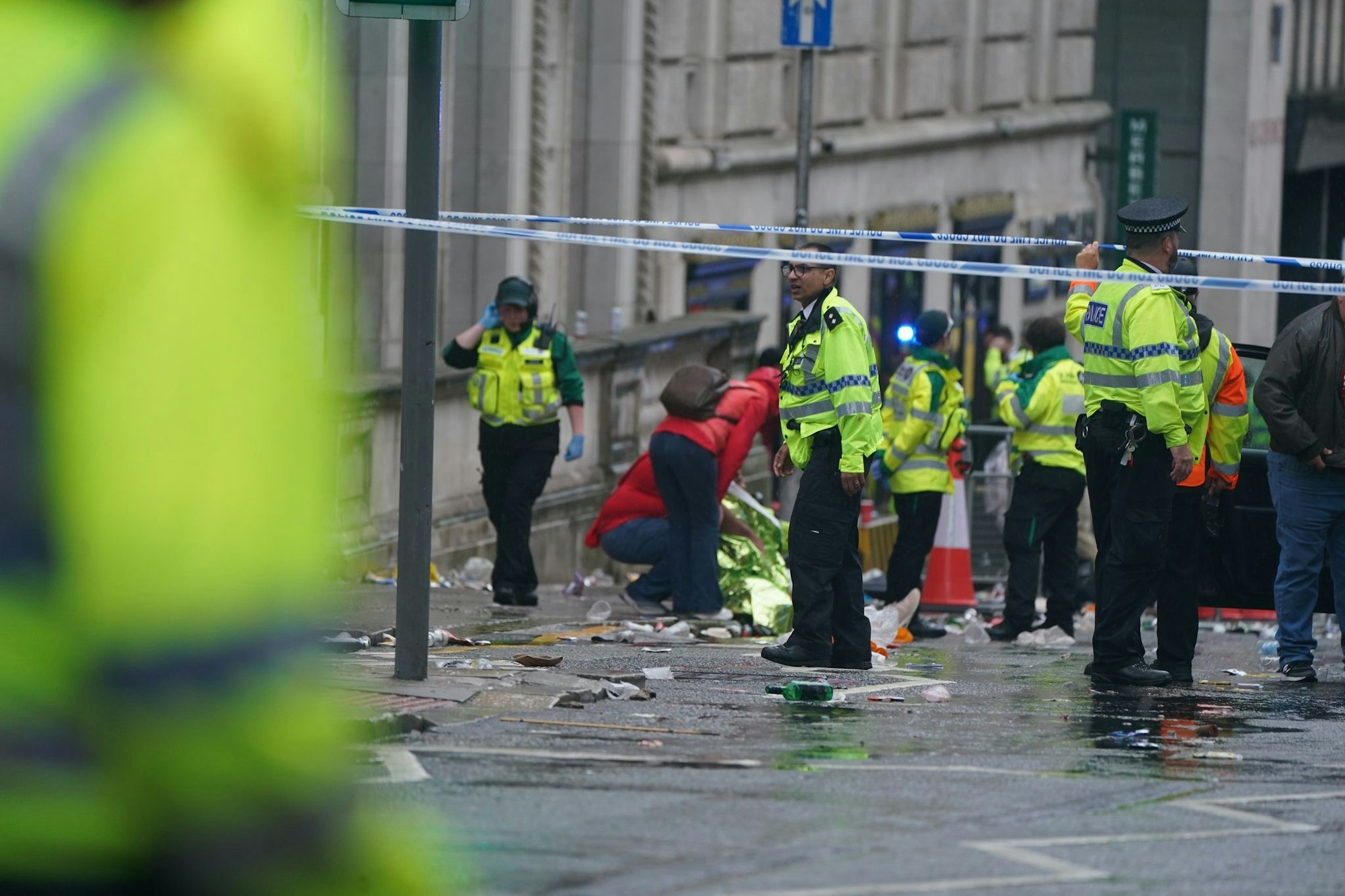 In Liverpool sind etliche Polizei- und Rettungskräfte im Einsatz.