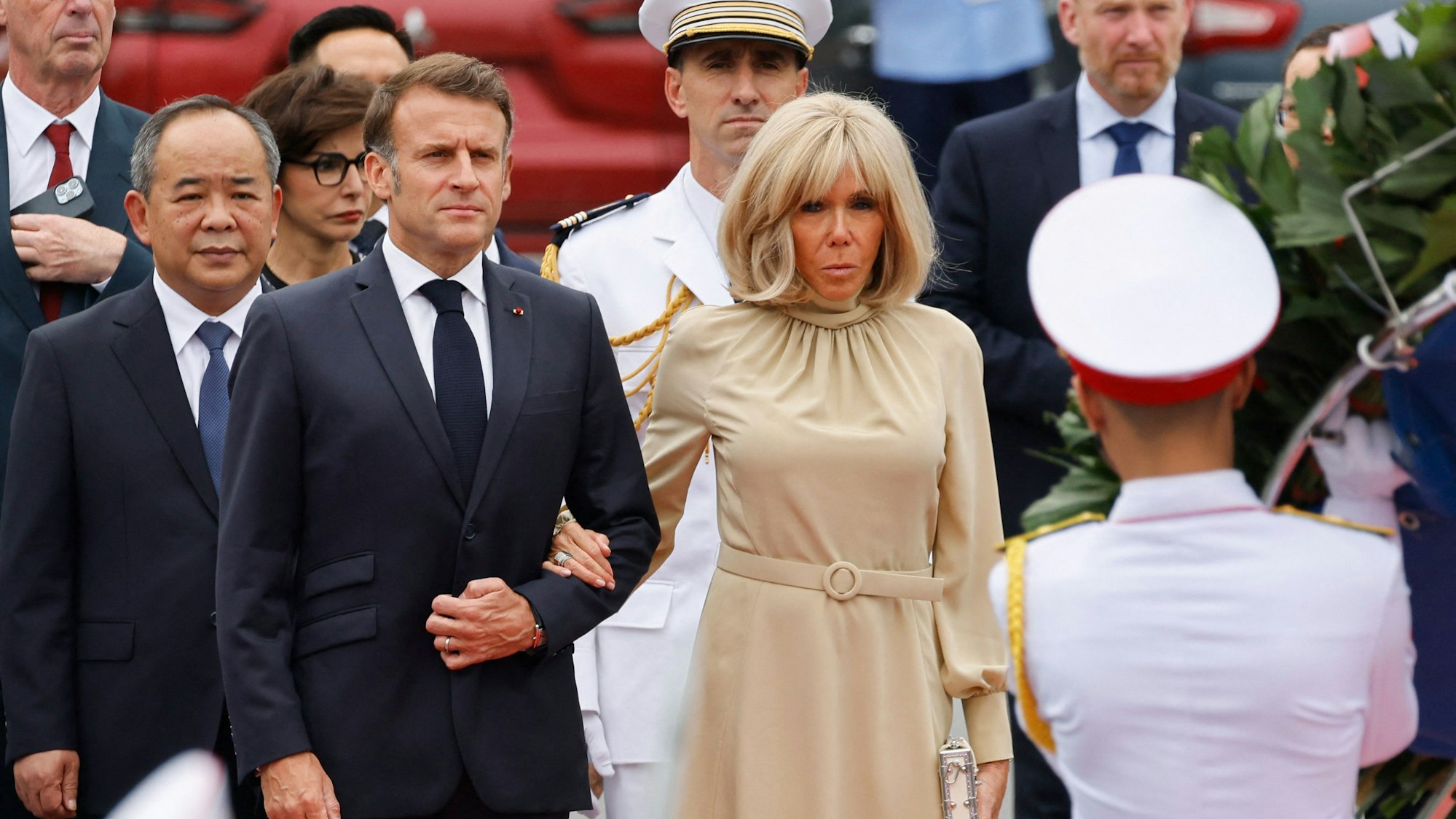 Frankreichs Präsident Emmanuel Macron und seine Ehefrau Brigitte nehmen in Hanoi an einer Kranzniederlegung am Denkmal für Nationalhelden und Märtyrer teil.
