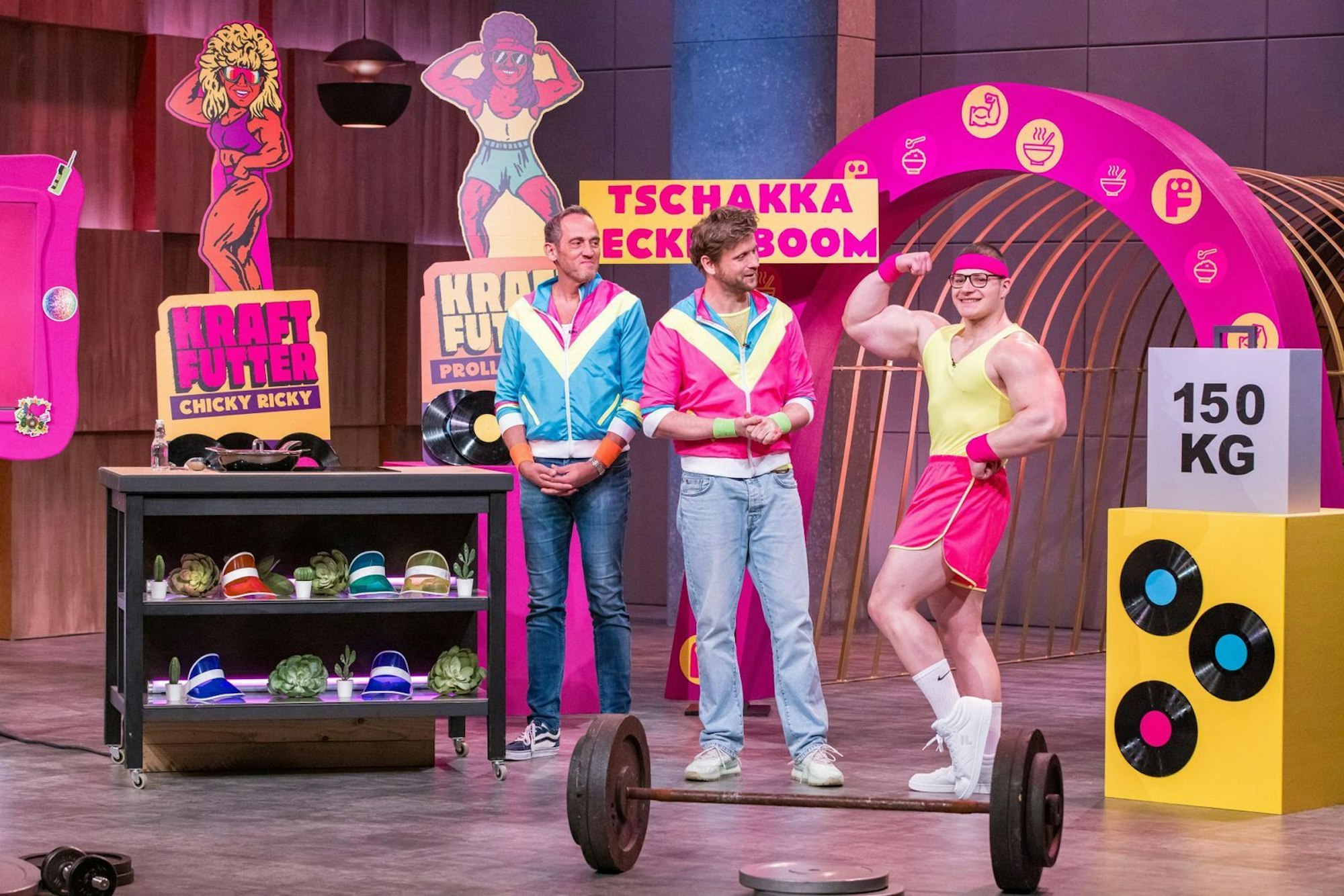 „Der Erfolg eines guten Muskelaufbaus liegt nicht unbedingt im Gym, sondern vielmehr in der Küche“, sagt der Schauspieler. Der Bizeps seines Kollegens Roger zieht neidische Blicke auf sich. (Bild: RTL / Bernd-Michael Maurer)