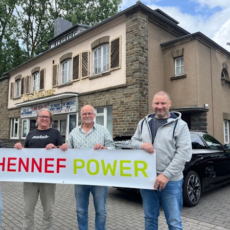 Heike Benz, Miteigentümer Bernhard Bellinghausen, Vereinsvorsitzender für das Kurtheater Ingo Teusch und der Vereinsvorsitzende von Hennef Power, Marc Schmidt (v.l.) nahmen das Balkonkraftwerk in Betrieb.