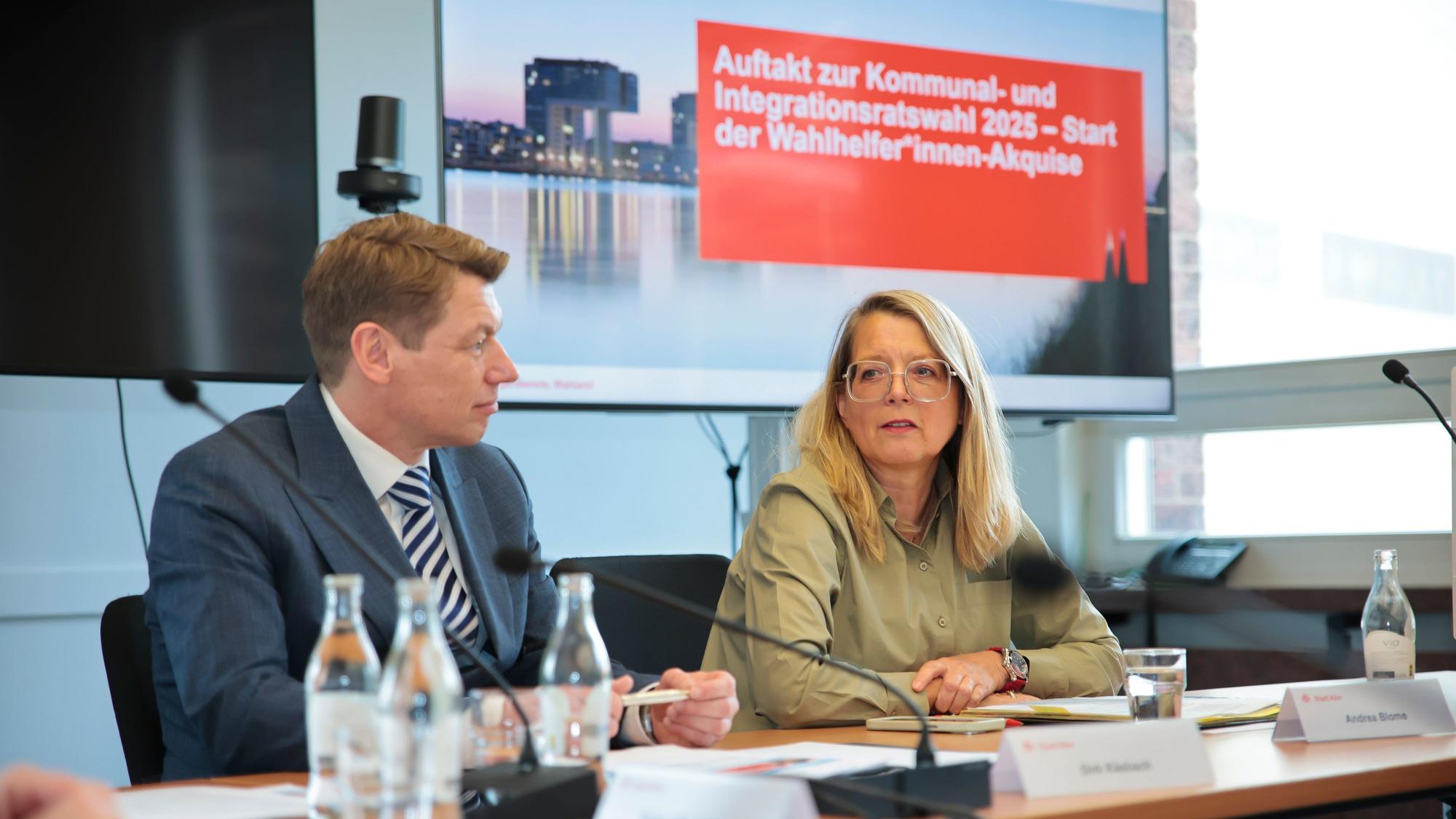 Dirk Käsbach, Leiter des Amts ‚Bürgerdienste‘ der Stadt Köln, und Stadtdirektorin und Wahlleiterin Andrea Blome werben für das ehrenamtliche Engagement bei den Kommunalwahlen.