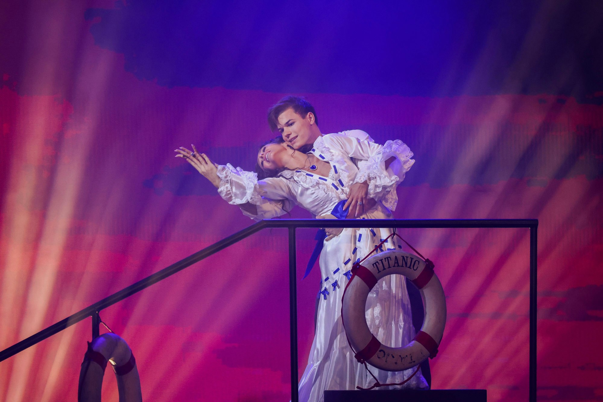 23.05.2025, Nordrhein-Westfalen, Köln: Taliso Engel, Para-Schwimmer, und Patricija Ionel, Profitänzerin, tanzen im Finale der RTL-Tanzshow „Let's Dance“ im Coloneum. Foto: Rolf Vennenbernd/dpa +++ dpa-Bildfunk +++