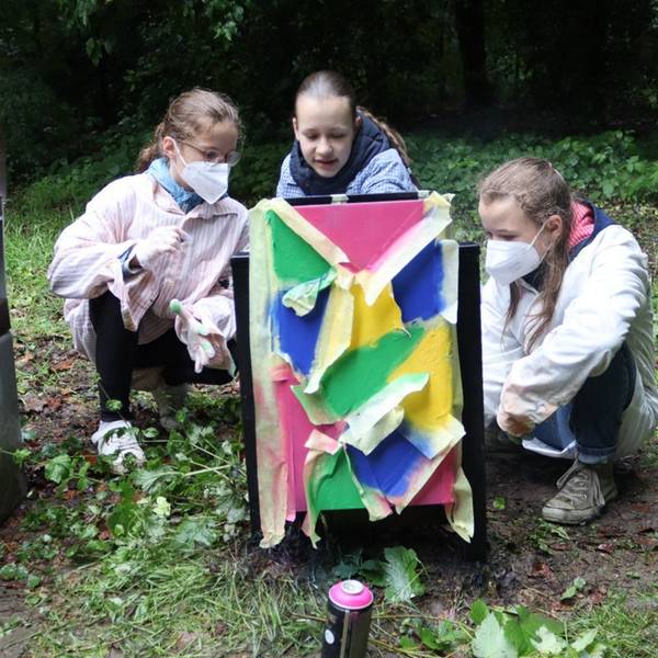 Sarah, Emilia und Luzie gestalteten Mülleimer an der Dhünn neu