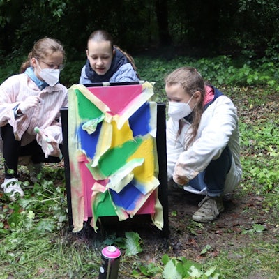Sarah, Emilia und Luzie gestalteten Mülleimer an der Dhünn neu