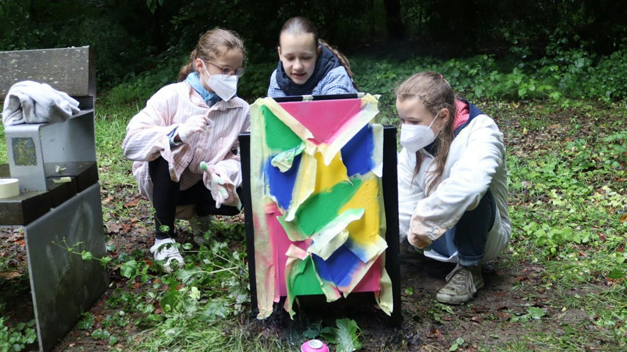 Sarah, Emilia und Luzie gestalteten Mülleimer an der Dhünn neu