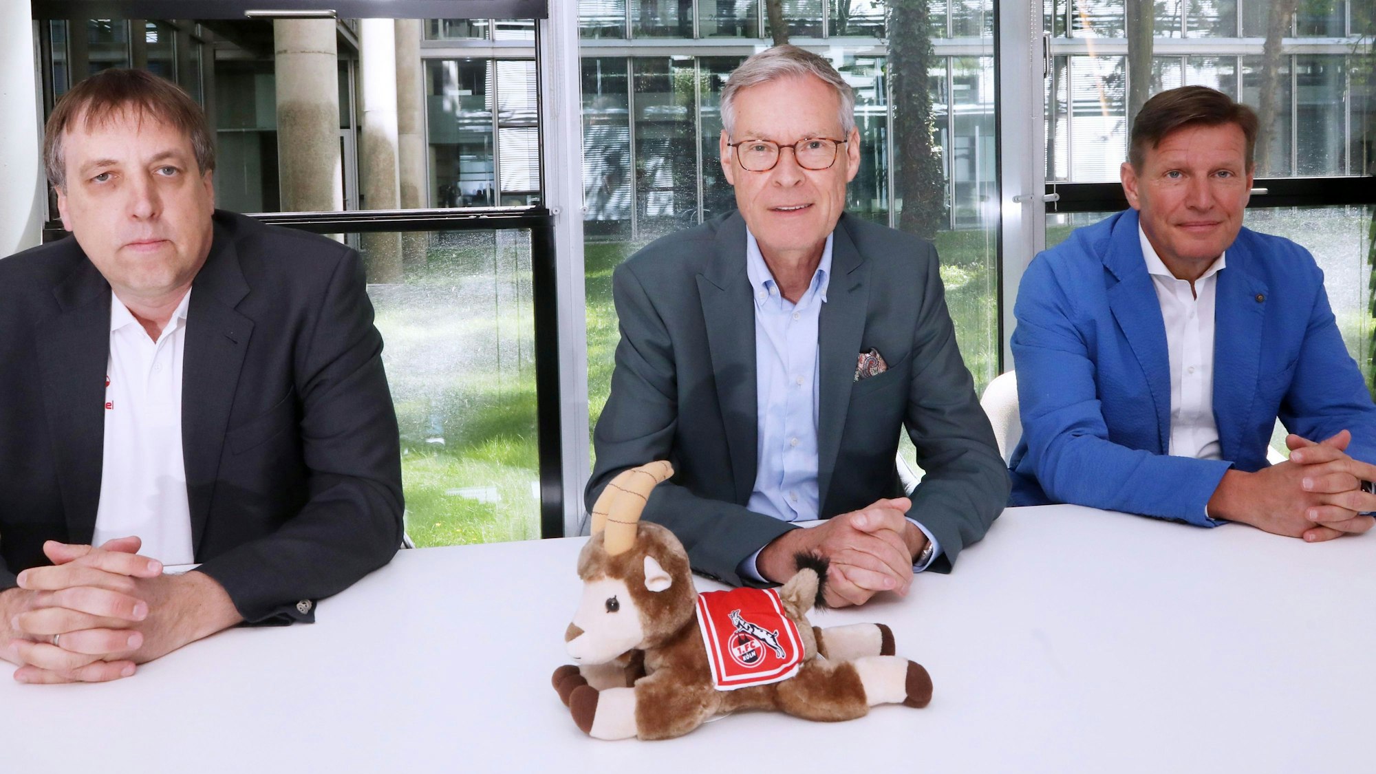 13.05.2025, Köln: Gespräch mit möglichen Kandidaten für den Vorstand des Fußballvereins 1. FC Köln. Thorsten Kiesewetter, Sven-Georg Adenauer und Martin Hollweck (v.l.). Foto: Arton Krasniqi