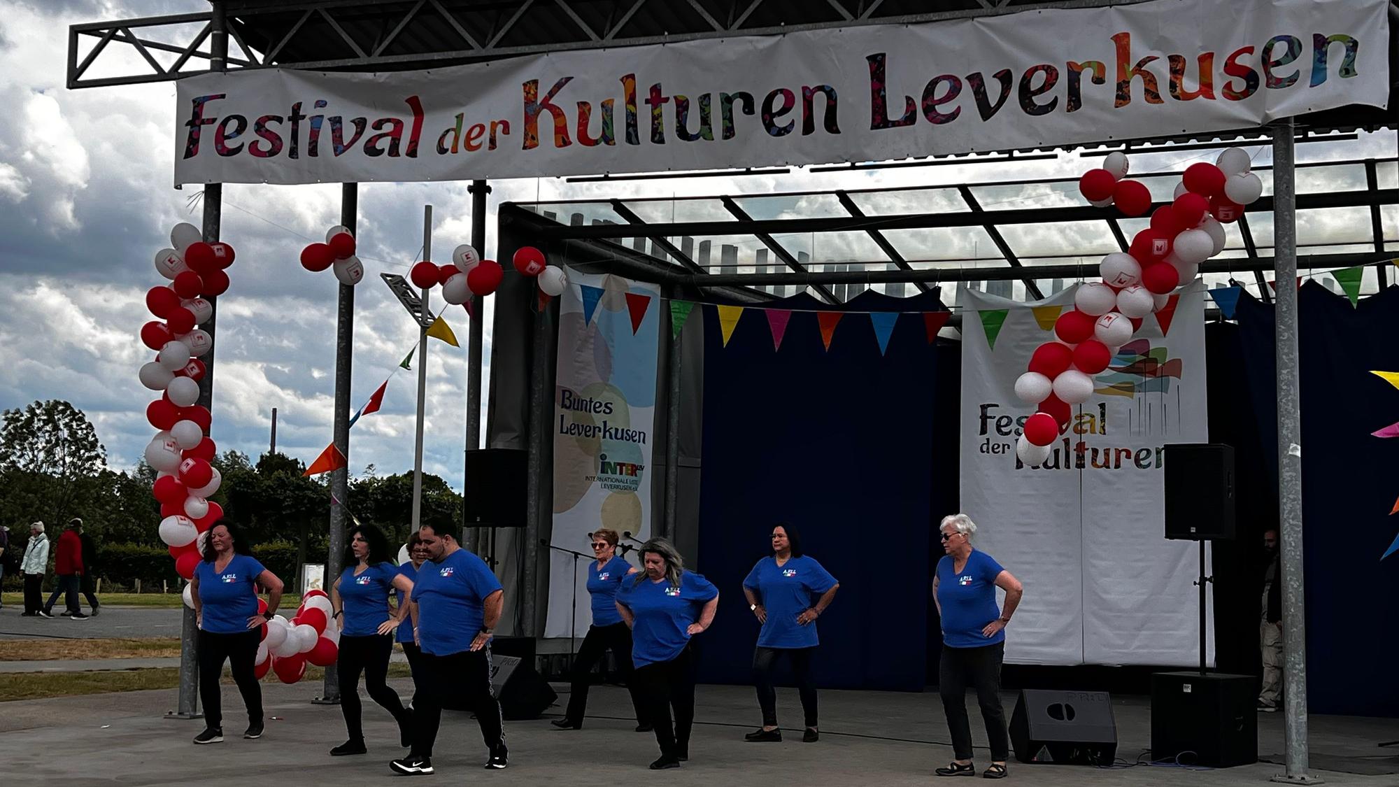 Der italienische Familienverein A.F.I.L. tanzte 2025 auf den Festival der Kulturen im Neulandpark.