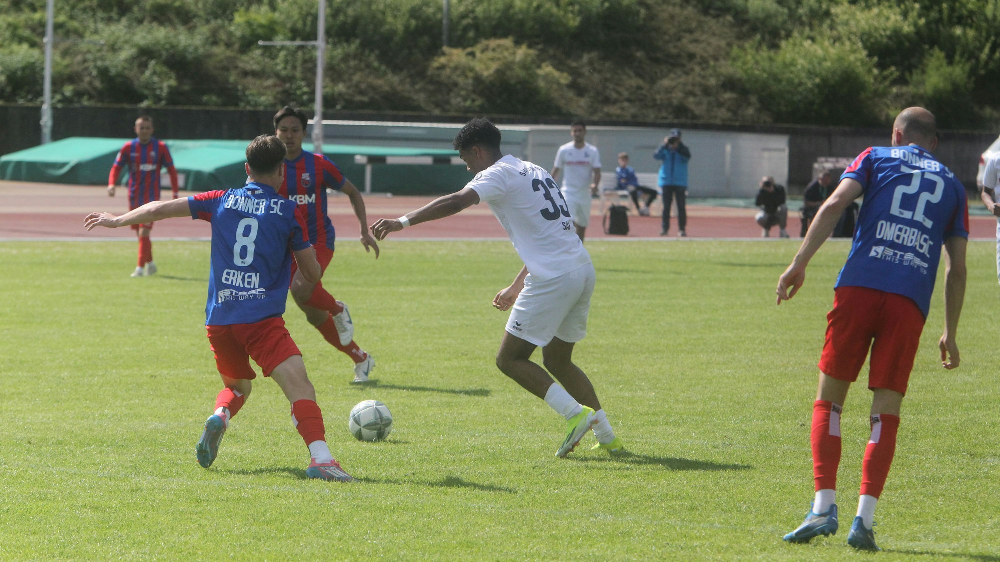 Dreifacher Torschütze Alexander Nii Tackie Sai vom Siegburger 04 am Ball.