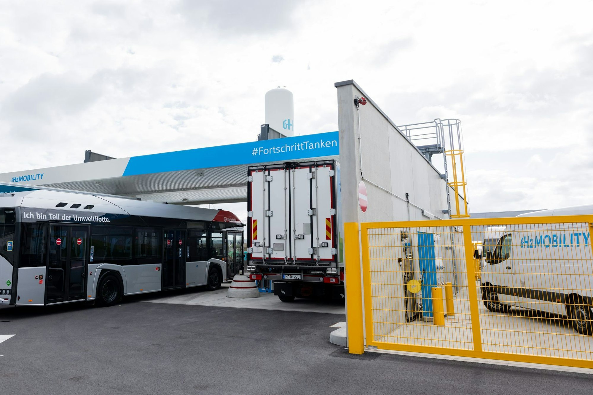 An einer neuen Wasserstoff-Tankstelle in Düsseldorf sollen vor allem Brennstoffzellen- Busse und -Lastwagen tanken können.