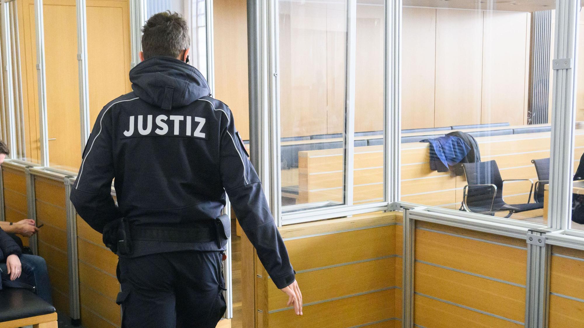 Ein Justizbeamter beaufsichtigt den Prozess gegen die Ex-VW-Manager im Landgericht Braunschweig.