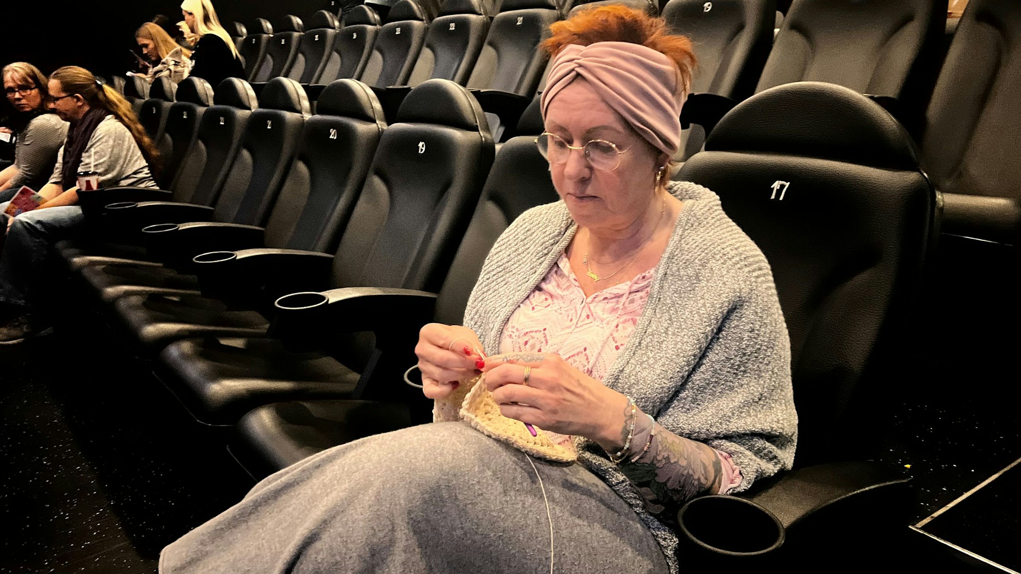 Brigitte Elouariaghli beim Häkeln ihres Tuches.