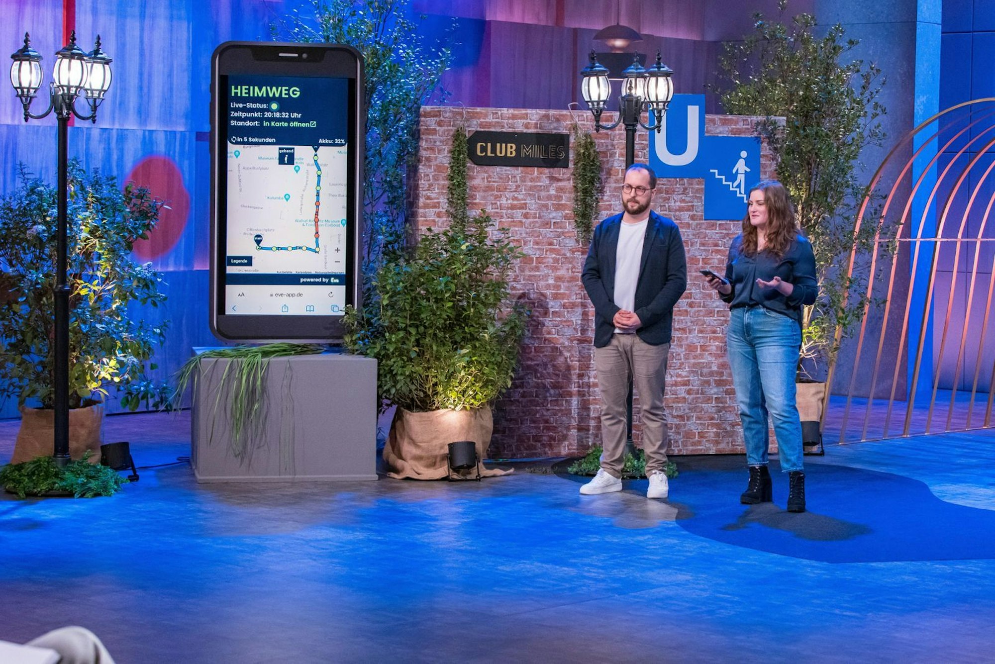 Und dann floppt auch noch der „Eve App“-Pitch. Eigentlich steckt dahinter ein lobenswerte Idee, die jungen Frauen die Angst vor dem Ausgehen im Nachtleben nehmen soll. Doch vieles wirkt unausgegoren an der Präsentation. (Bild: RTL / Bernd-Michael Maurer)